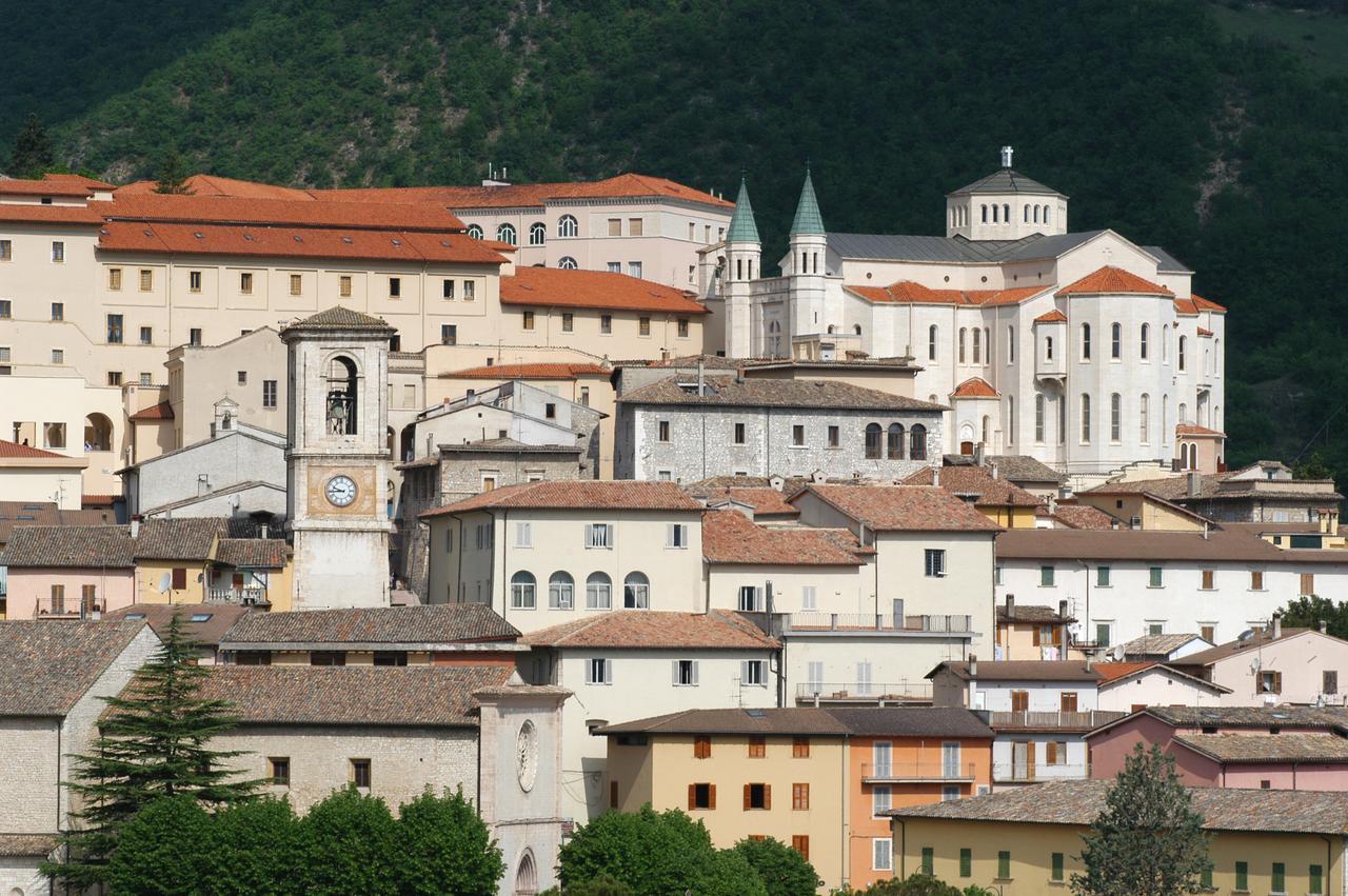 B&B Palazzo Sassatelli Cascia Luaran gambar
